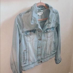 Women’s Light-washed Denim Jacket